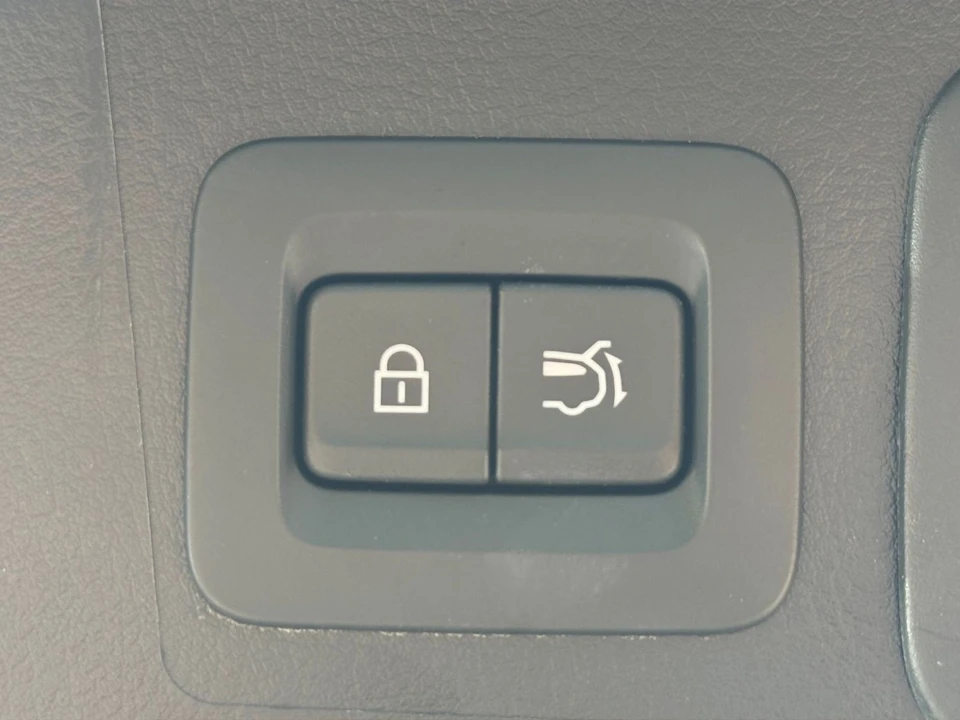 2025 Mazda CX-50 - Image 17 of 31
