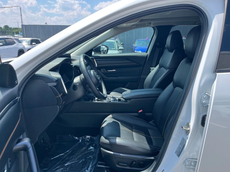 2025 Mazda CX-50 - Image 25 of 31