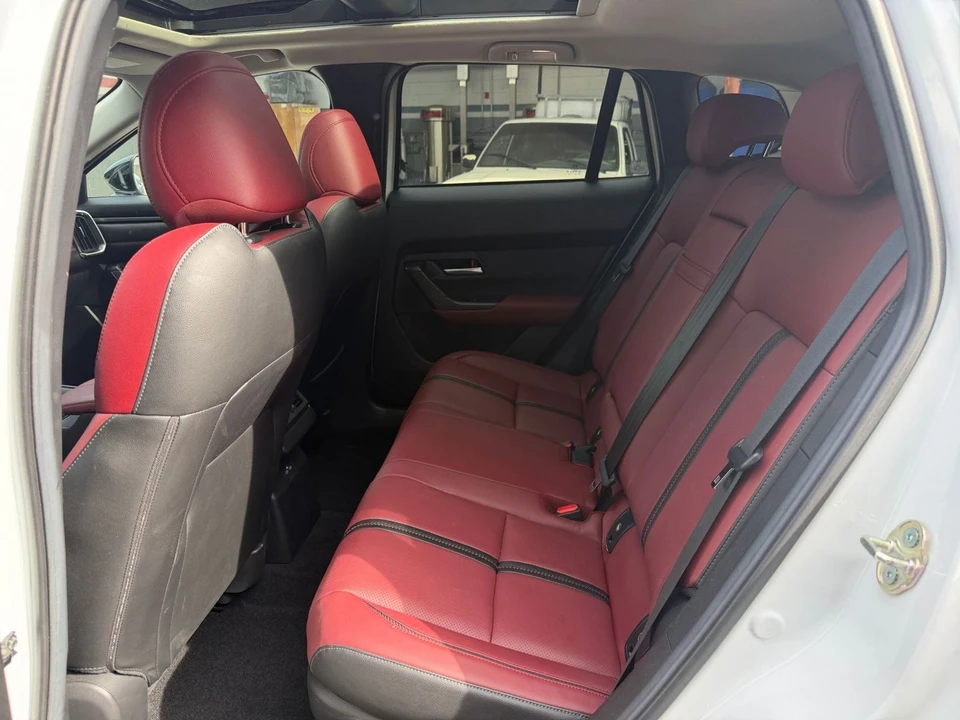 2025 Mazda CX-50 - Image 23 of 31