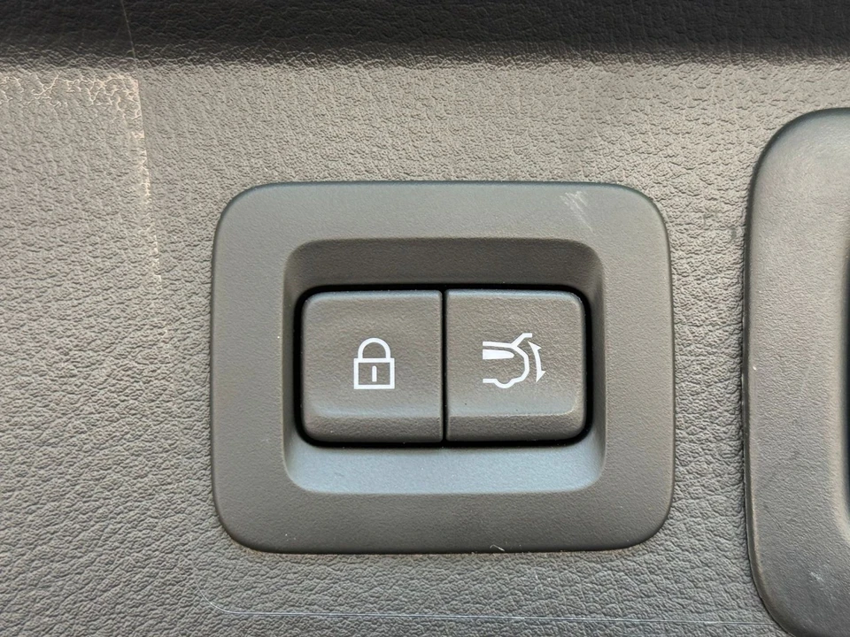 2025 Mazda CX-50 - Image 18 of 31