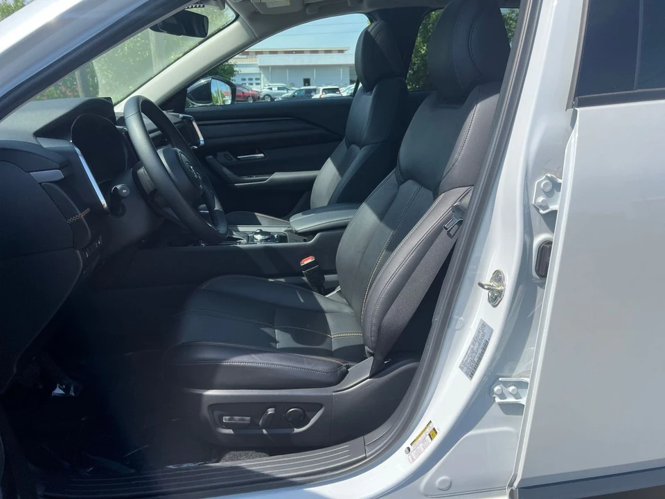 2025 Mazda CX-50 - Image 24 of 31