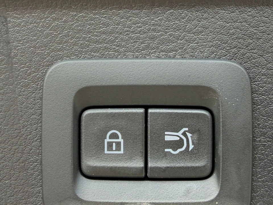 2025 Mazda CX-50 - Image 25 of 31