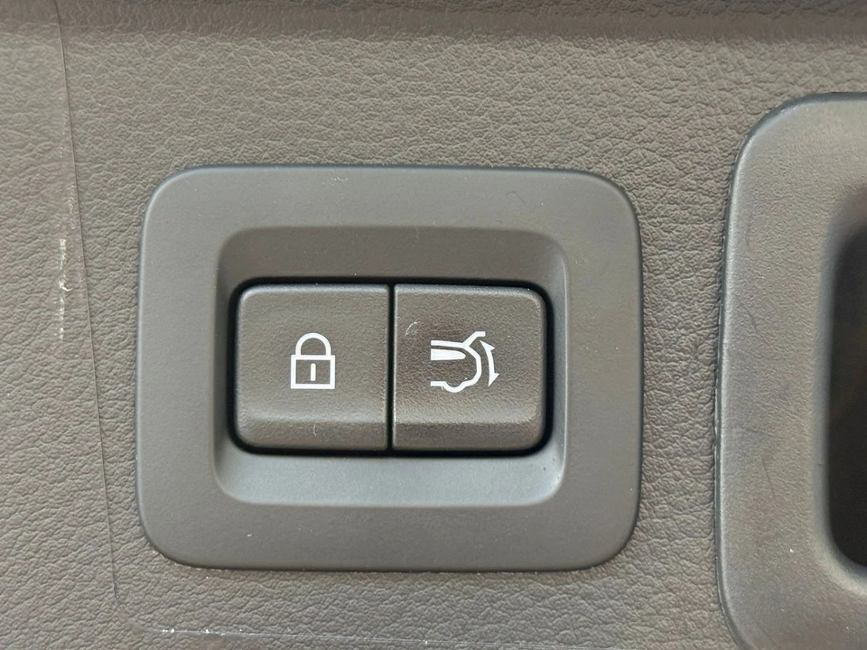 2025 Mazda CX-50 - Image 17 of 31