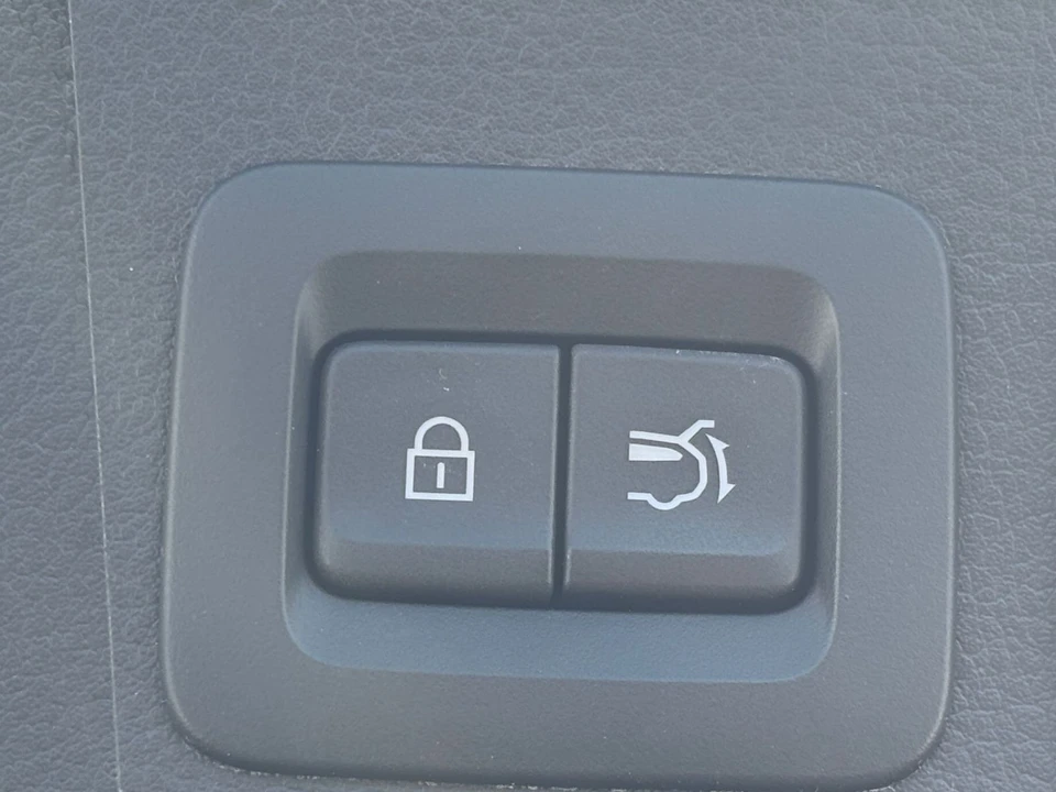 2025 Mazda CX-50 - Image 19 of 31