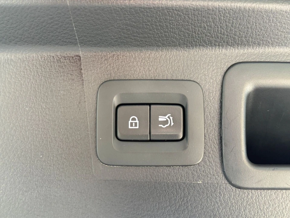 2025 Mazda CX-50 - Image 18 of 31