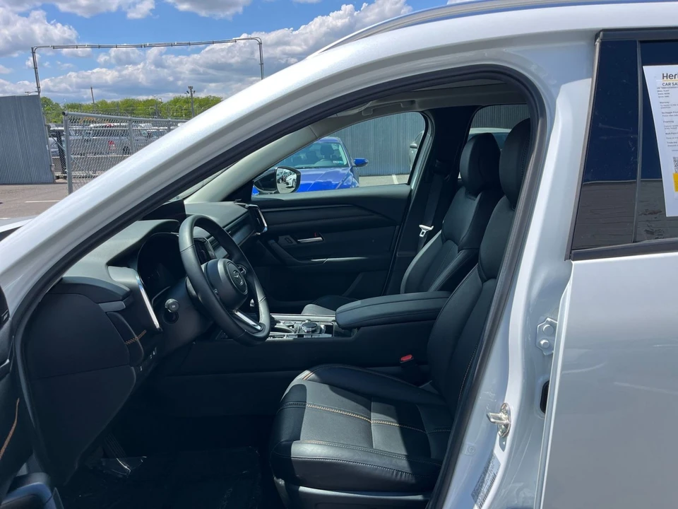 2025 Mazda CX-50 - Image 25 of 31