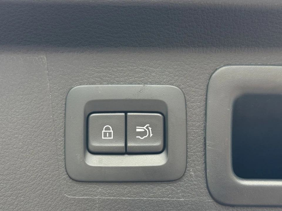 2025 Mazda CX-50 - Image 17 of 31