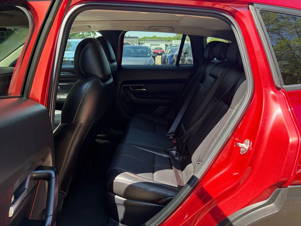 2025 Mazda CX-50 - Image 24 of 31