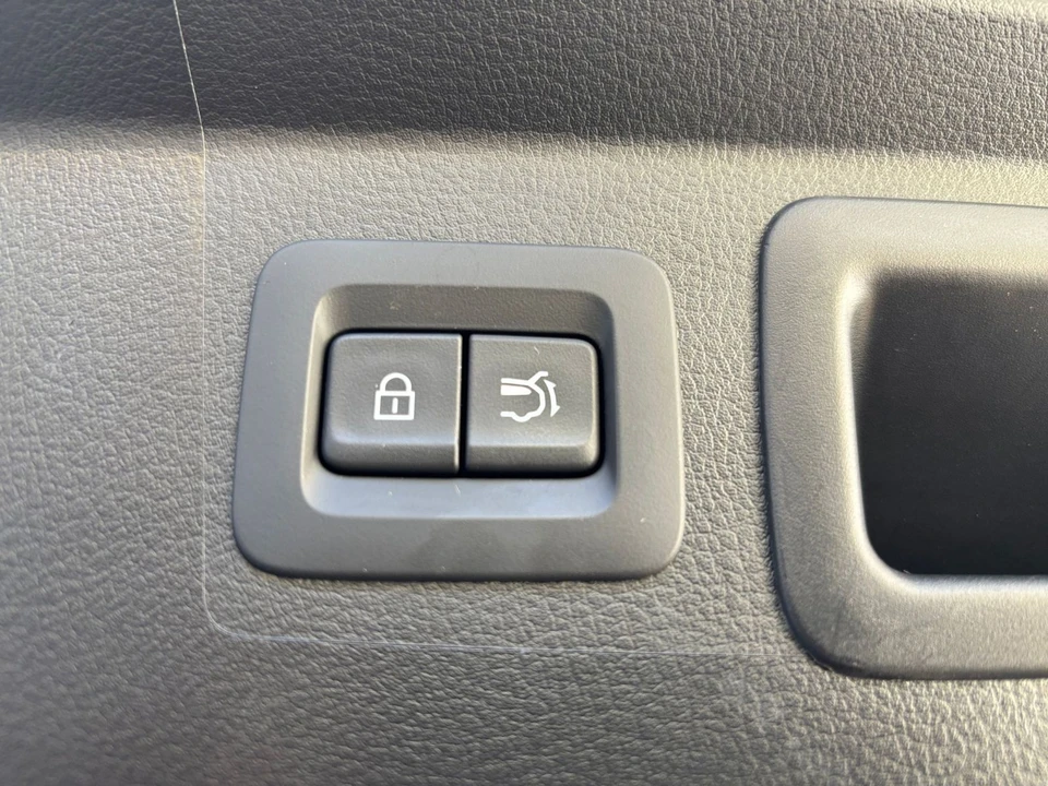 2025 Mazda CX-50 - Image 19 of 31