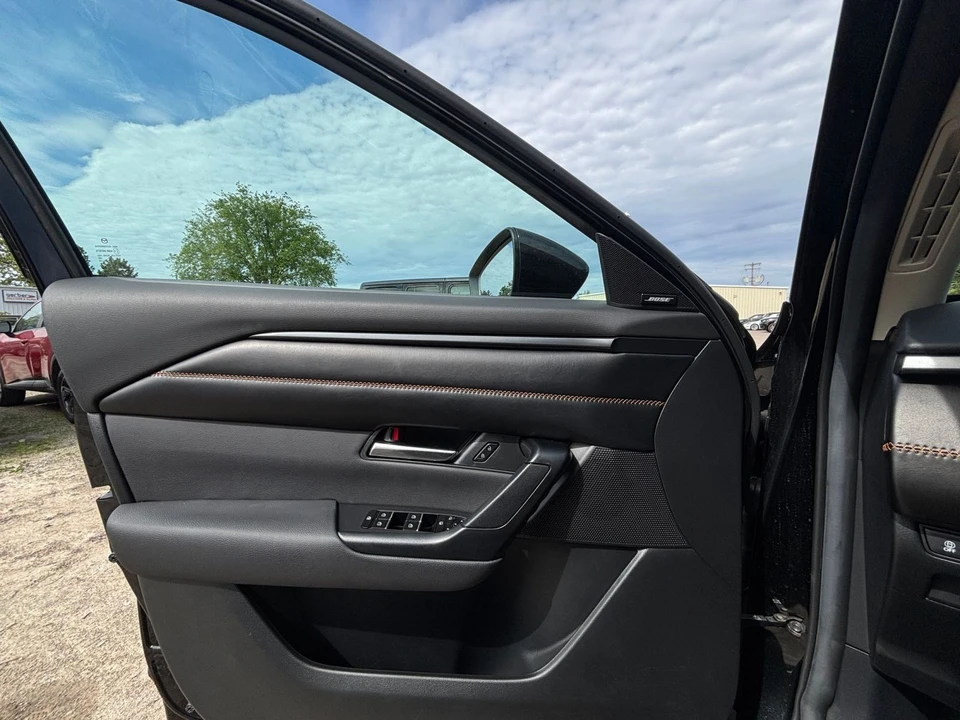 2025 Mazda CX-50 - Image 17 of 31