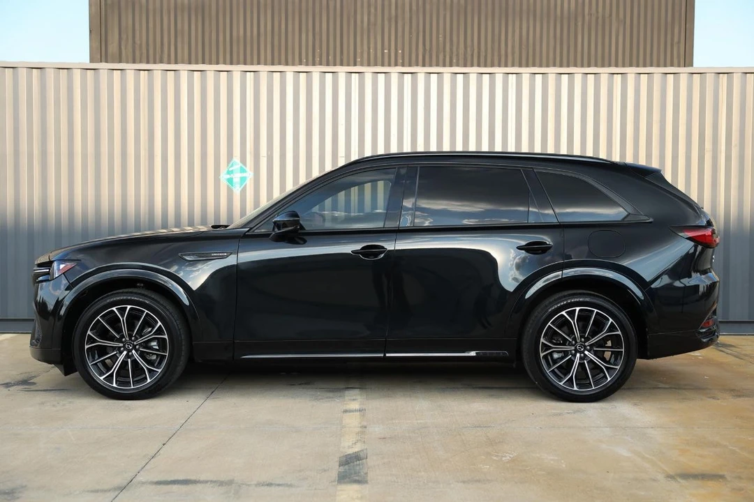2025 Mazda CX-70 - Image 3 of 21