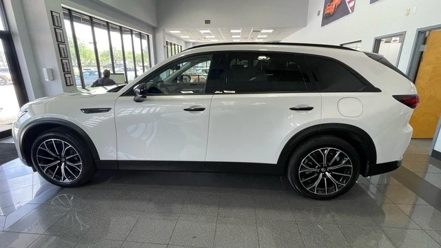 2025 Mazda CX-70 - Image 2 of 31