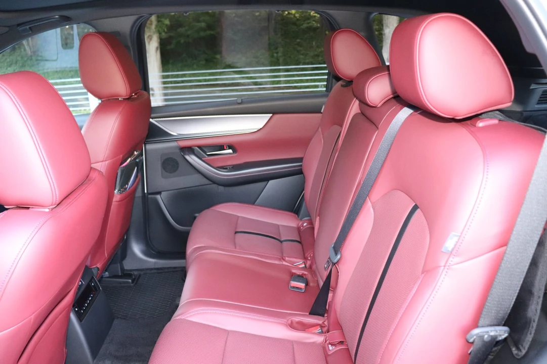 2025 Mazda CX-70 - Image 10 of 17