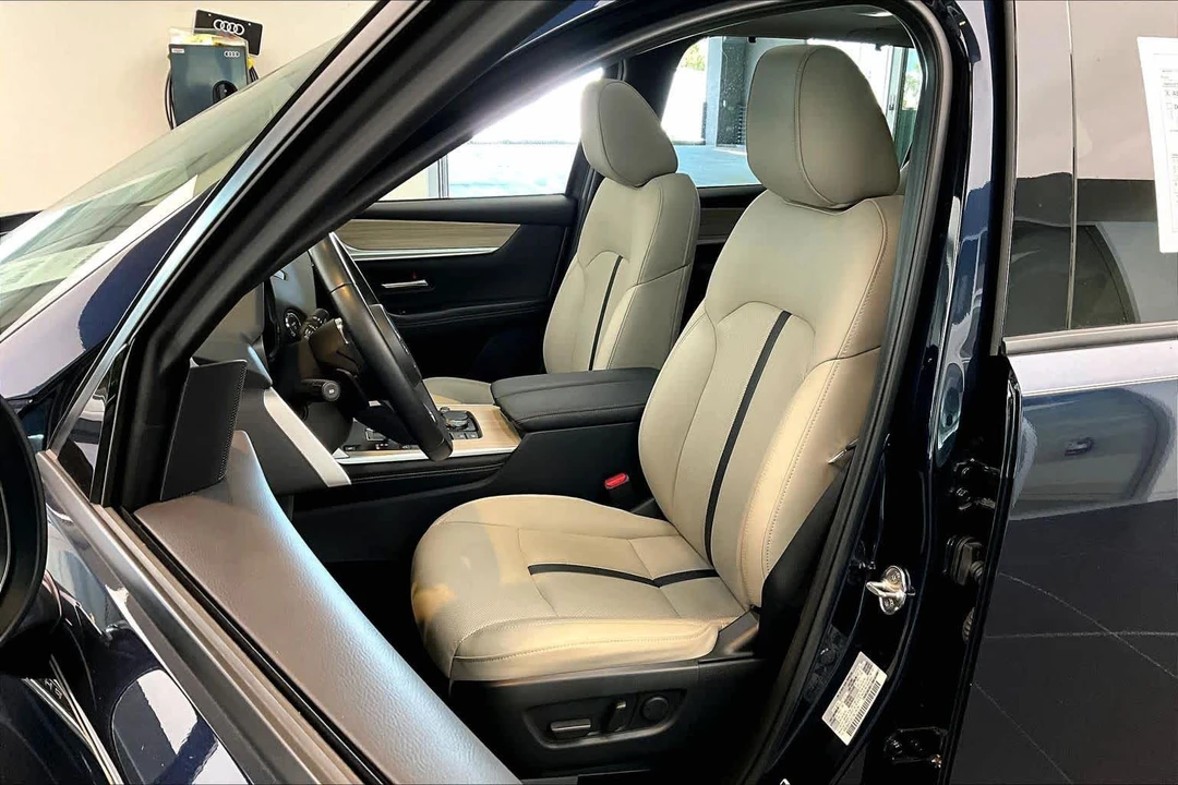 2025 Mazda CX-90 - Image 8 of 12