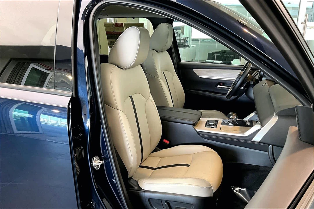 2025 Mazda CX-90 - Image 9 of 12