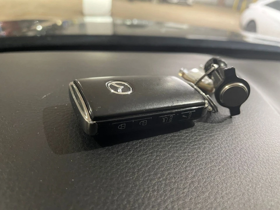 2025 Mazda CX-90 - Image 17 of 31