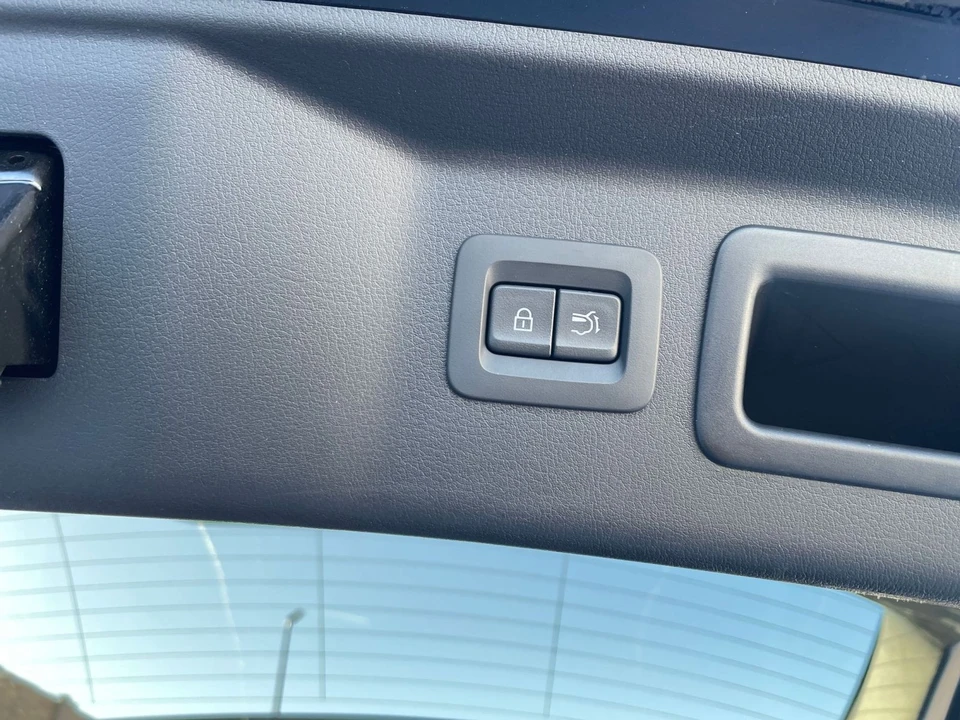 2025 Mazda CX-90 - Image 19 of 31
