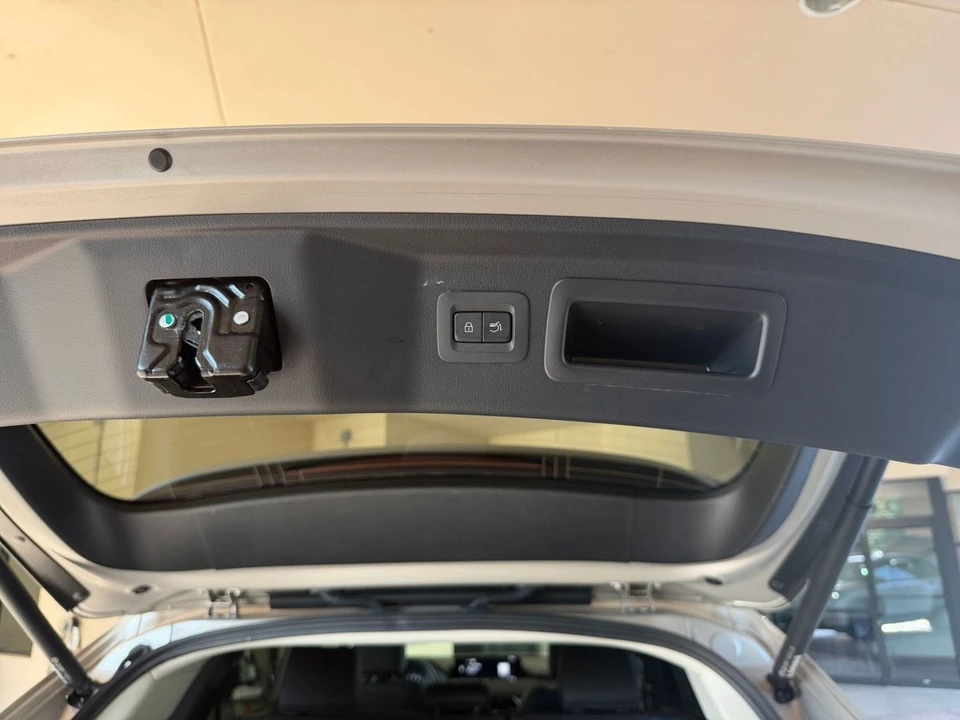 2025 Mazda CX-90 - Image 19 of 31