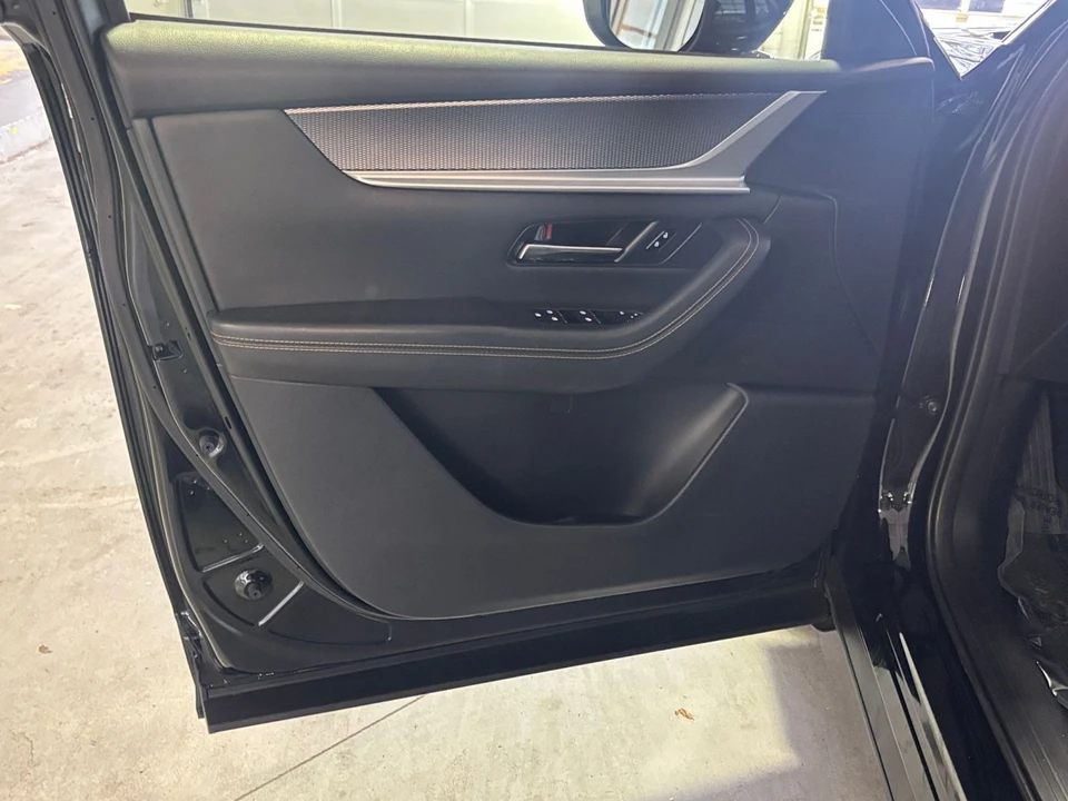 2025 Mazda CX-90 - Image 15 of 31