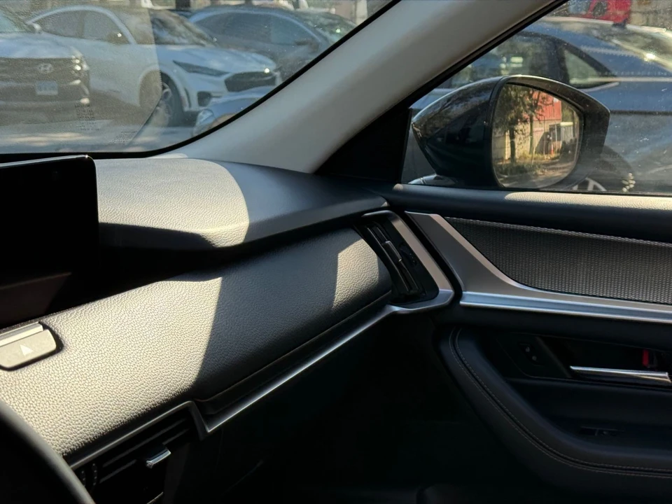 2025 Mazda CX-90 - Image 27 of 31