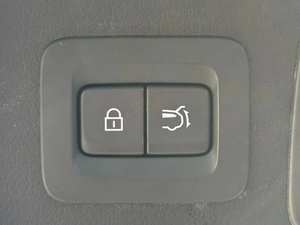 2025 Mazda CX-90 - Image 17 of 31