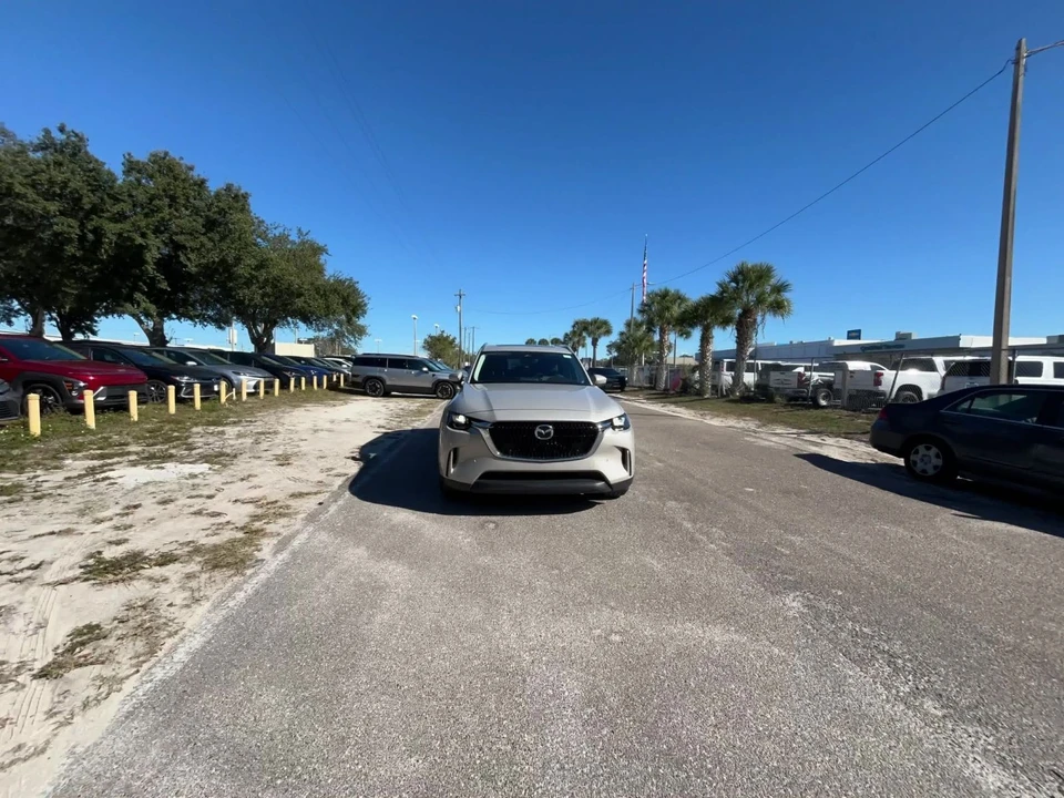 2025 Mazda CX-90 - Image 13 of 31