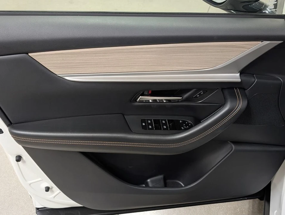 2025 Mazda CX-90 - Image 13 of 30