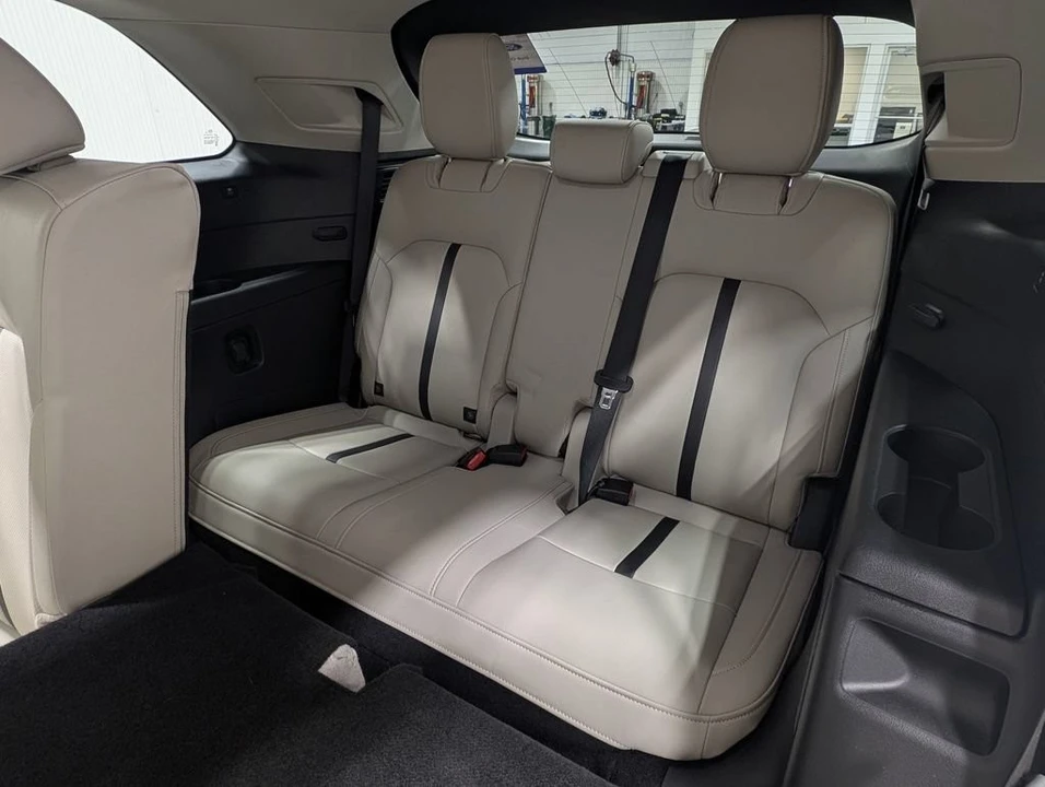 2025 Mazda CX-90 - Image 18 of 30