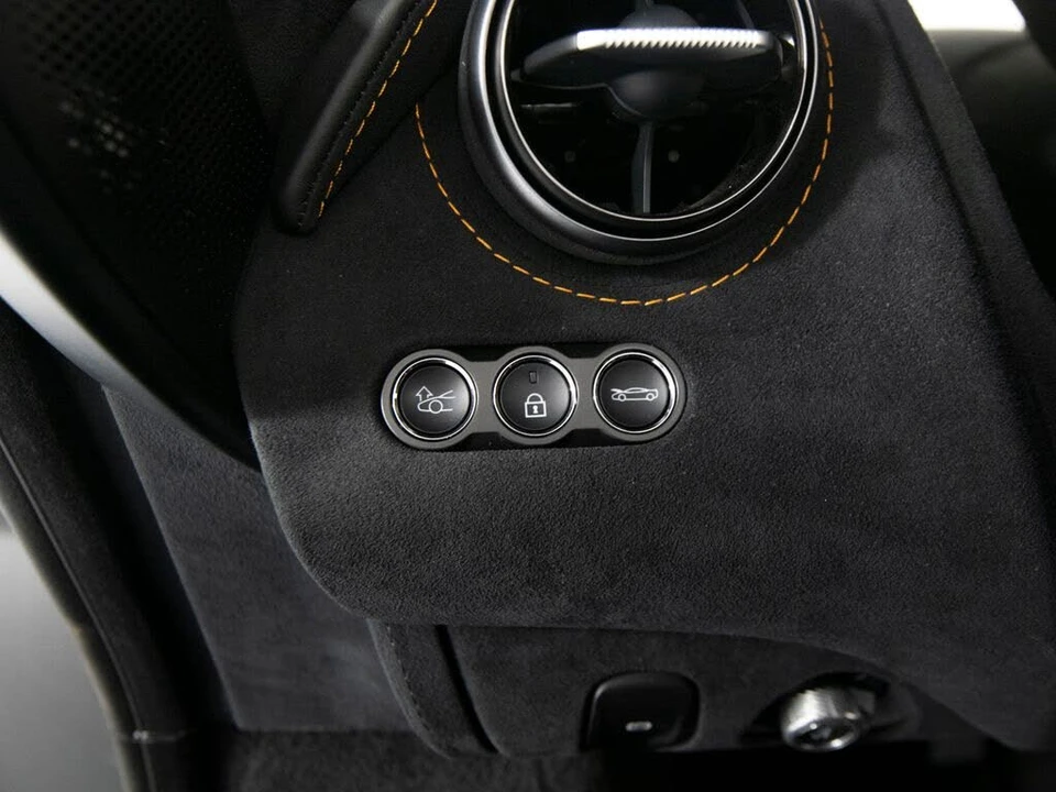 2025 McLaren 750S Coupe - Image 16 of 31