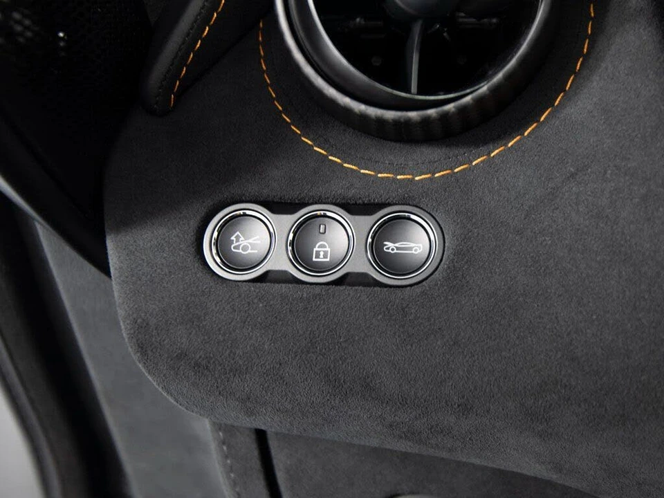 2025 McLaren 750S Coupe - Image 28 of 31