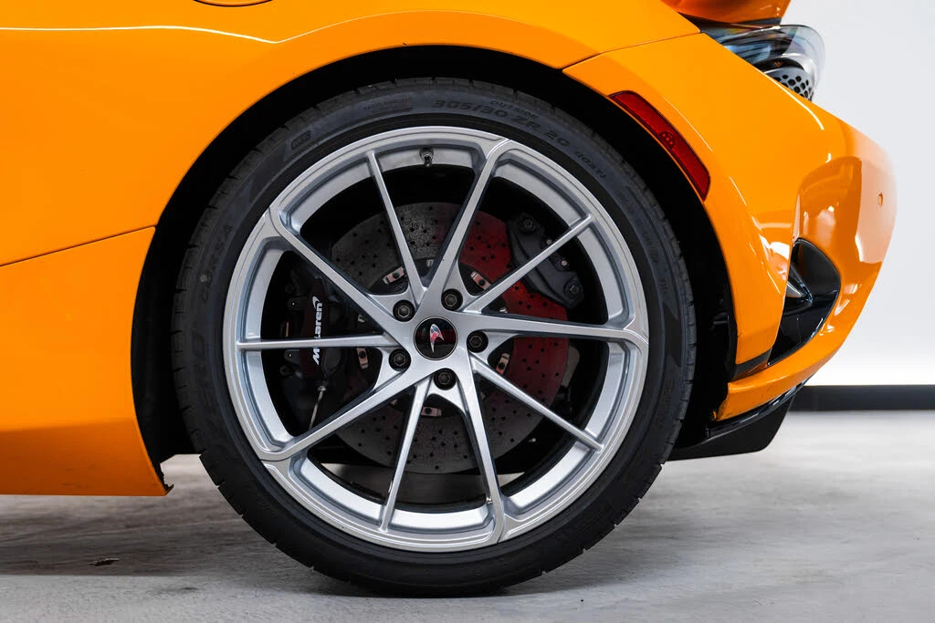 2025 McLaren 750S Coupe - Image 17 of 31