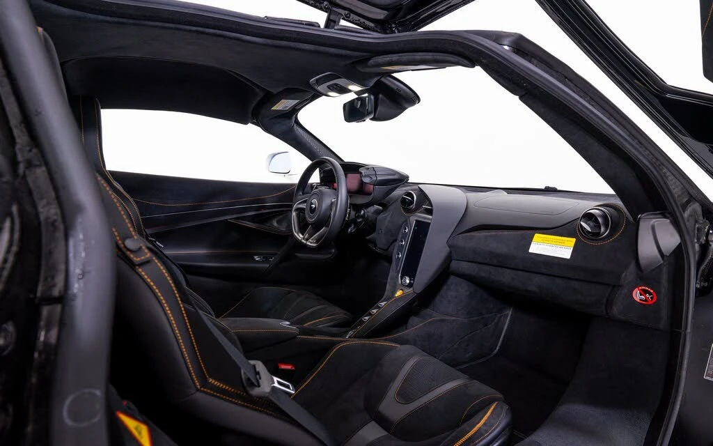 2025 McLaren 750S Coupe - Image 19 of 21