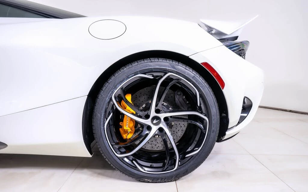 2025 McLaren 750S Coupe - Image 13 of 21