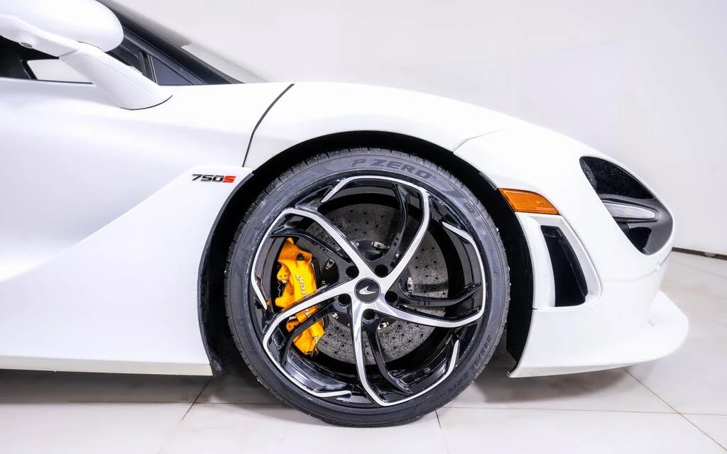 2025 McLaren 750S Coupe - Image 15 of 21