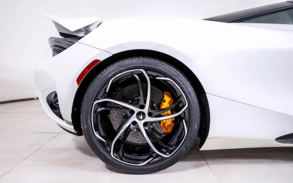 2025 McLaren 750S Coupe - Image 14 of 21