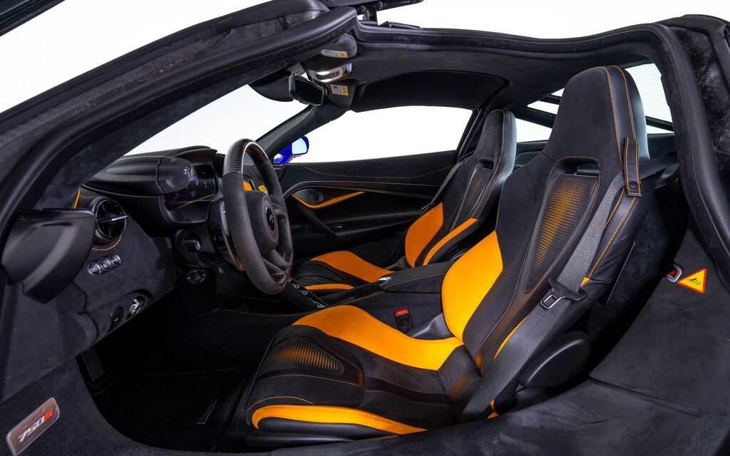 2025 McLaren 750S Coupe - Image 19 of 24