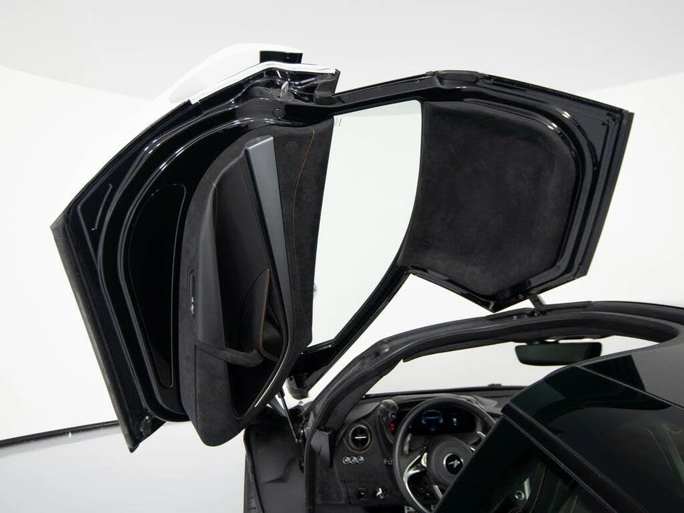 2025 McLaren 750S Coupe - Image 10 of 31