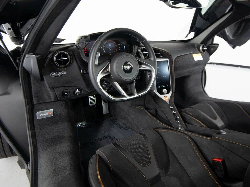 2025 McLaren 750S Coupe - Image 14 of 31