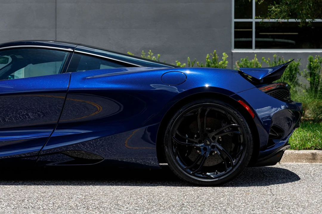 2025 McLaren 750S - Image 30 of 31
