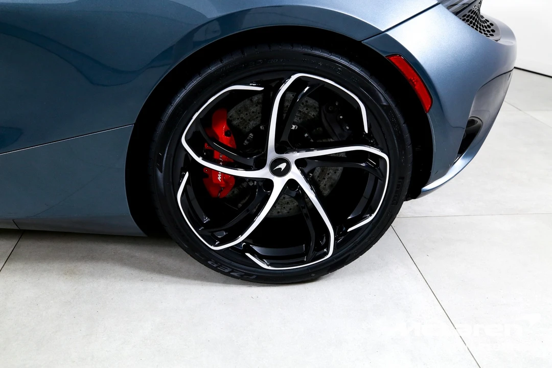 2025 McLaren 750S - Image 26 of 31