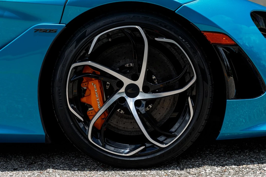 2025 McLaren 750S - Image 15 of 31