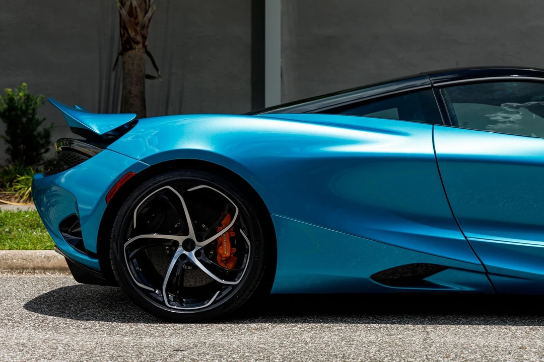 2025 McLaren 750S - Image 12 of 31