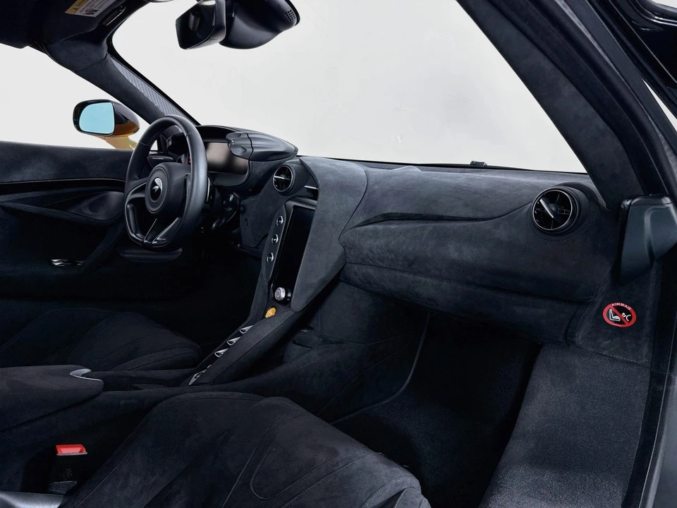 2025 McLaren 750S - Image 27 of 31