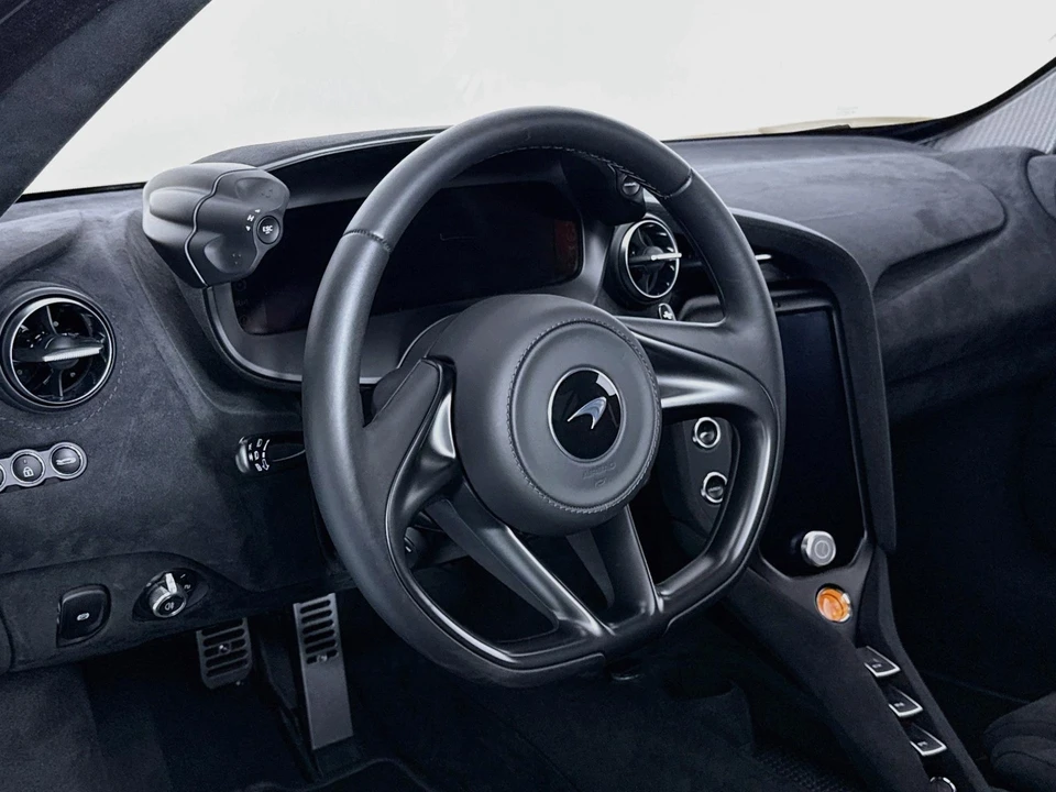 2025 McLaren 750S - Image 12 of 31