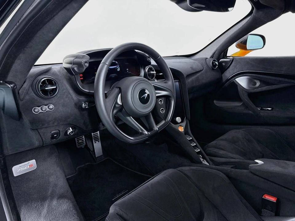 2025 McLaren 750S - Image 9 of 31