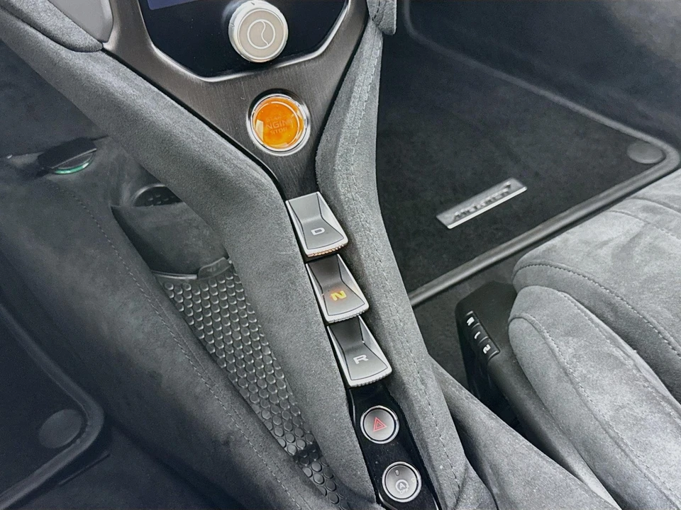 2025 McLaren 750S - Image 18 of 31