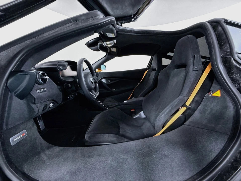 2025 McLaren 750S - Image 11 of 31