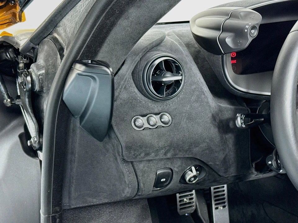 2025 McLaren 750S - Image 10 of 31