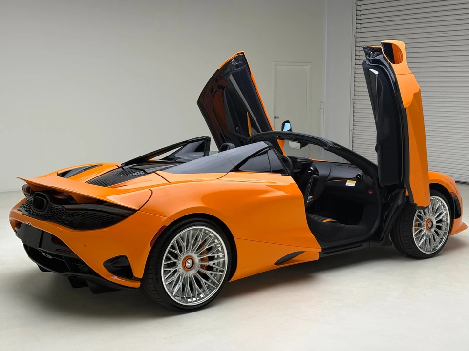 2025 McLaren 750S - Image 12 of 24