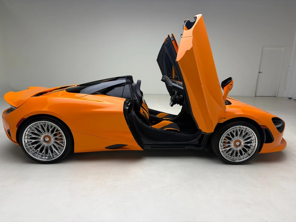 2025 McLaren 750S - Image 17 of 24